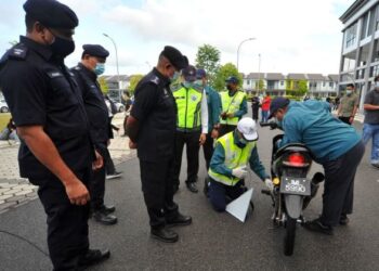 AYOB Khan Mydin Pitchay (dua dari kiri) melihat anggota dari JAS melakukan pemeriksaan bunyi motor pada Ops Khas Ekzos Bising di Taman Kota Masai, Johor. UTUSAN/RAJA JAAFAR ALI