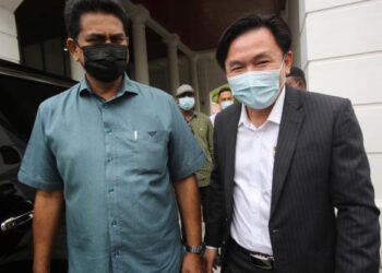 PAUL Yong Choo Kiong (kanan) keluar dari Mahkamah Tinggi Ipoh selepas perbicaraan kes rogol pembantu rumah warga Indonesia hari ini. - UTUSAN/ASLIZA MUSA