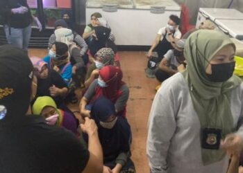 JABATAN Imigresen menyerbu 2 restoran di sekitar Bangi dan Putrajaya kerana didapati menggaji pekerja warga asing, semalam.