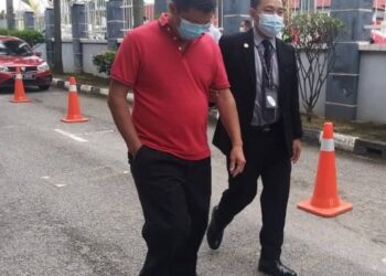 LEE Soon Teck hadir di Mahkamah Sesyen Ipoh hari ini atas tuduhan memberi rasuah berjumlah RM30,150 kepada seorang penjawat awam tiga tahun lalu. - UTUSAN