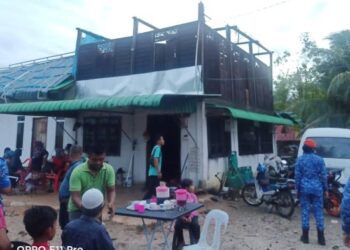 SALAH sebuah rumah penduduk yang mengalami kerosakan dalam kejadian ribut di Yan, hari ini.