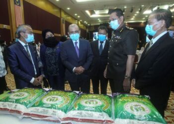 RONALD Kiandee (tengah) melawat ruang pameran pada Majlis MoU Projek Smart Sawah Berskala Besar (Smart SBB) di antara Kementerian Pertanian dan Industri Makanan dan syarikat peneraju di Wisma Tani, Putrajaya, hari ini. -  UTUSAN/FAISOL MUSTAFA