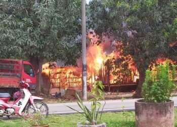 RUMAH peneroka Felda Jengka Satu musnah terbakar petang semalam ketika penghuninya tiada di rumah di Maran, Pahang. 
UTUSAN/SALEHUDIN MAT RASAD