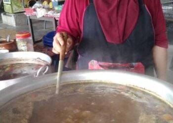 SHARIFAH Zainora mengacau kuah sup tulang ala Turki di Kampung Badang, Kota Bharu. – Utusan/ROSLIZA MOHAMED