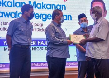 AMINUDDIN Harun menyampaikan bantuan input pertanian kepada 136 penerima pada Majlis Penyerahan Insentif Jaminan Bekalan Makanan Pasca Perintah Kawalan Pergerakan 2.0 - UTUSAN/NOR SHAFAWATI YUP