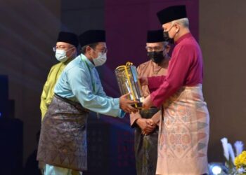 SULTAN Nazrin Muizzuddin Shah menyampaikan hadiah kepada johan qari tilawah al-Quran,  Mohd. Kamaruzaman Daud di Ipoh hari ini. - UTUSAN/ZULFACHRI ZULKIFLI