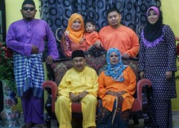 GAMBAR kenangan Allahyarham Harun@Sharifuddin Mohamed (depan, baju melayu kuning) bersama ahli keluarganya di kediamannya di Kerdau, Pahang.