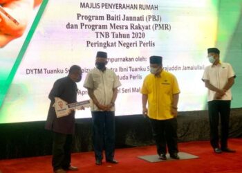 MAHDZIR Khalid (dua dari kiri); Raja Muda Perlis, Tuanku Syed Faizuddin Putra Jamalullail (dua dari kanan) pada majlis penyerahan rumah projek Baiti Jannati dan Projek Mesra Rakyat Tenaga Nasional Berhad (TNB) peringkat negeri Perlis di salah sebuah hotel di Kangar, Perlis hari ini.- UTUSAN/MOHD. HAFIZ ABD. MUTALIB