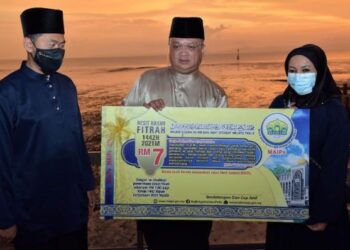 TUANKU Syed Faizuddin (tengah) pada majlis Rukyah Hilal Ramadan anjuran Jabatan Mufti Perlis di tapak cerapan hilai negeri di Kompleks Masjid Al-Hussain Kuala Perlis hari ini.- UTUSAN