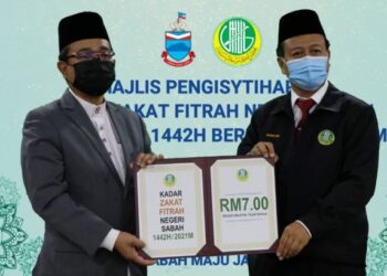 Bungsu@Aziz (kiri) ketika mengumumkan kadar zakat fitrah bagi negeri Sabah, turut kelihatan Setiausaha MUIS, Ramlan Awang Ali, di Wisma MUIS, Kota Kinabalu hari ini