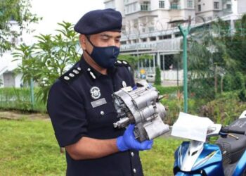 MOHD. Padzli Mohd. Zain melihat komponen motosikal yang dileraikan sebelum dijual Geng Dek Wan di IPD Johor Bahru Selatan di Johor Bahru, Johor.