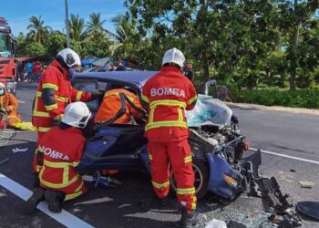 ANGGOTA Bomba dan Penyelamat membantu mengeluarkan mangsa daripada kereta Perodua Kelisa selepas terlibat dalam kemalangan di Kilometer 78 Jalan Klang-Teluk Intan, Sabak Bernam Selangor petang semalam.