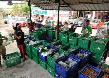 MAS Imran Adam (kiri) menyerahkan bakul makanan kepada Nasir Abdullah (kanan) selaku wakil penduduk kepada 500 penghuni di PPR Desa Mutiara, Johor Bahru, Johor. -UTUSAN/RAJA JAAFAR ALI