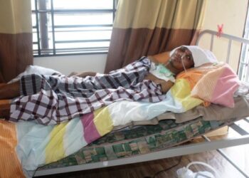 MOHD. Sofian yang disahkan menghidapi penyakit epilepsi kini terlantar atas katil di rumahnya di  Taman  Bahagia, Api-Api, Pontian. -UTUSAN/MUHAMMAD ZIKRI