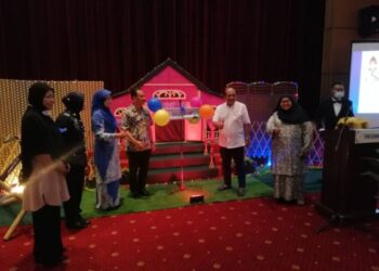 RASMAN Ithnain (dua kanan) menyempurnakan majlis pelancaran Program Citarasa Ramadan 2021 di  Mersing, Johor. -UTUSAN/MASTURAH SURADI