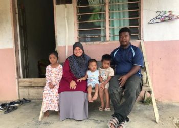 NUR Amalina Ismail dan Mohd. Fardhu Angah bersama tiga anak bahagia menjalani kehidupan sederhana di Kampung Plug, Pos Tuel, Gua Musang, Kelantan. Wartawan/Jurugambar: AIMUNI TUAN LAH