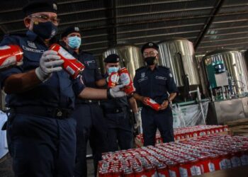 ABDUL Latif Abdul Kadir menunjukkan sebahagian minuman keras tiruan yang dirampas selepas sidang akhbar kejayaan JKDM mematahkan sindiket mengilang minuman keras tiruan di Kuala Sawah, Rantau, Seremban hari ini.-UTUSAN/MUHAMMAD IZZAT TERMIZIE.