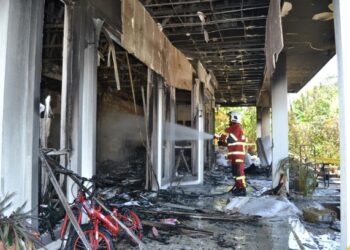 ANGGOTA bomba memadamkan kebakaran sebuah rumah di Kampung Telok Pelanduk, Port Dickson pagi tadi yang mengorbankan seorang m
kanak-kanak lelaki berusia tiga tahun  - FOTO/ZAKKINA WATI AHMAD TARMIZI