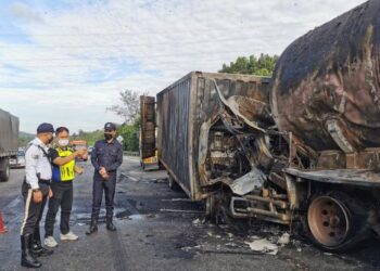 HASAN BASRI Yahya (dua,kiri) ketika berada di lokasi kemalangan membabitkan lori syarikat kurier dengan sebuah lori tangki cecair nitrogen di kilometer 221.7 Lebuh Raya Utara Selatan arah selatan, yang meragut nyawa seorang lelaki pada 26 Mac lalu. - UTUSAN/DIYANATUL ATIQAH ZAKARYA