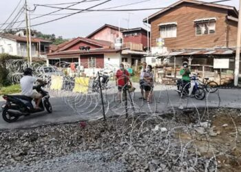 KAWAT besi dipasang di Kampung Kemansur di Bentong, Pahang sejak semalam