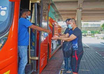 Penumpang bas di Terminal Bas Sungai Nibong di sini semakin berkurangan ekoran penularan pandemik Covid-19 sejak tahun lalu.