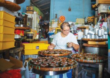 LIM Chiang Lan dari Kampung Cina di Kuala Terengganu masih menghasilkan kuih bakul mengikut kaedah tradisional. – Utusan/PUQTRA HAIRRY ROSLI