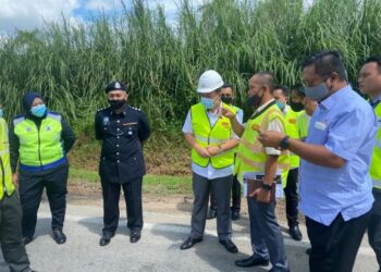 Mohd. Solihan Badri (tiga dari kanan) melakukan tinjauan di Lebuh Raya Pasir Gudang.