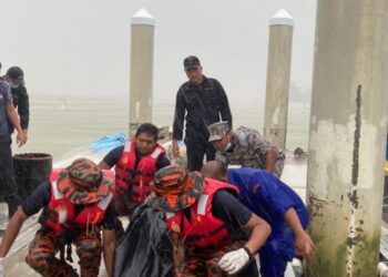 MAYAT Muhammad Hibatullah Hakim Razak dijumpai pada pukul 3.27 petang selepas dikesan oleh dron Jabatan Bomba dan Penyelamat Malaysia di Pantai Batu Layar, Kota Tinggi, Johor.