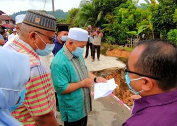 TUAN Ibrahim Tuan Man (tengah) melakukan lawatan di lokasi kejadian tanah runtuh di Taman Wira, Pedah di Jerantut, Pahang hari ini.
UTUSAN/SALEHUDIN MAT RASAD