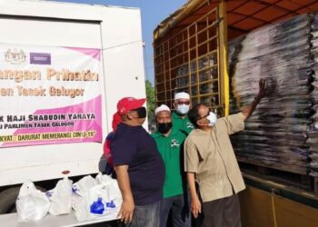 SHABUDIN Yahaya (kanan) memeriksa barangan keperluan untuk diagihkan kepada kira-kira 10,000 isi rumah di kawasan Parlimen Tasek Gelugor, Pulau Pinang hari ini.