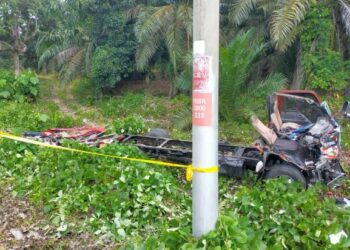 KEADAAN lori tunda yang dipandu oleh Mohamad Azim dalam kemalangan dengan sebuah lori membawa muatan sawit di Jalan Besar Palong 2, Jempol, petang tadi.-FOTO/IHSAN POLIS