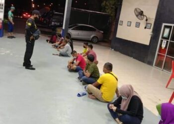 ANTARA 12 individu yang ditahan ketika menunggu perlumbaan haram di tepi Jalan Kuantan-Terengganu di Kertih, Kemaman awal pagi semalam.