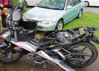 KEADAAN motosikal Yamaha 135LC yang ditunggang Muhammad Fakhrul Izad Mohd. Shukri selepas terlibat kemalangan di Jalan Dungun-Seberang Pintasan, berhampiran Jambatan Seberang Pintasan, di Dungun petang semalam.