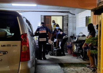 ANGGOTA forensik datang semula ke rumah seorang lelaki di Taman Pasir Saujana selepas bedah siasat mendapati mangsa mati dibunuh di Ipoh semalam.