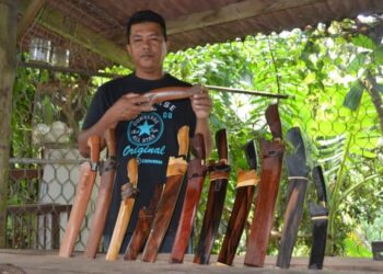 ANIZAM Mohd. Deris menunjukkan sejenis parang di Rumah Rakyat Kampung Parit Seberang, Kuala Pilah.– MINGGUAN/ZAKKINA WATI AHMAD TARMIZI.