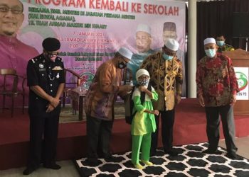 AHMAD Marzuk Shaary (dua, dari kanan) pada program sumbangan Kembali Ke Sekolah di Sekolah Rendah Integrasi Islam Darul Ulum, Bandar Springhill, Port Dickson hari ini.-UTUSAN/ZAKKINA WATI AHMAD TARMIZI.