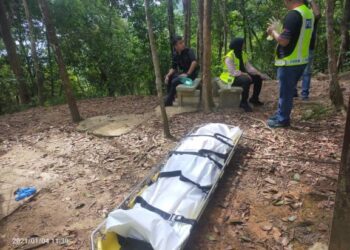 ANGGOTA bomba dan penyelamat membawa turun mayat seorang pendaki menggunakan pengusung di Taman Belia, Georgetown, Pulau Pinang hari ini.