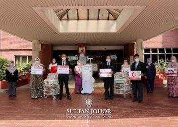 Hishamuddin (empat dari kiri) dan Aman (lima dari kiri) bersama mesin perubatan kurniaan 
Sultan Johor dan Permaisuri Johor di pekarangan HSA.
Gambar: Facebook Sultan Ibrahim Sultan Iskandar