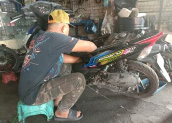 ZAINI tidak mempunyai pilihan dan nekad meminjam wang daripada dua ah long bagi meneruskan perniagaan bengkel motosikal di Bayan Lepas, Pulau Pinang yang terjejas teruk ekoran Covid-19. – UTUSAN/NOOR HASLIZA NUSI