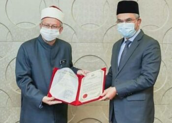 ZULKIFLI Mohamad Al-Bakri menyerahkan watikah pelantikan kepada Mohd. Daud Bakar sebagai Pengerusi MAIWP baharu di Kompleks Islam Putrajaya, hari ini.