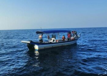 BOT dinaiki lima nelayan warga tempatan yang mengalami kerosakan 
kira-kira 15 batu nautika dari Pulau Redang, Kuala Terengganu petang semalam.