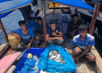 NELAYAN asing yang ditahan kerana menangkap ikan dalam perairan negara di  Pulau Buloh dekat Lumut semalam. - UTUSAN/GAMBAR IHSAN MARITIM MALAYSIA PERAK