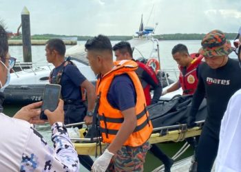 MAYAT mangsa yang ditemukan lemas ketika keluar mencari ketam di kawasan hutan paya bakau Sungai Boh, Gelang Patah, Johor.