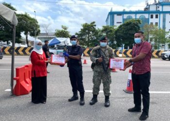 KETUA Jabatan Pemasaran dan Perhubungan Awam, Hospital Pakar KPJ Puteri, Norshikin Mohd. Salleh (kiri) menyerahkan sumbangan kepada petugas barisan hadapan yang melakukan SJR di Johor Bahru, Johor.