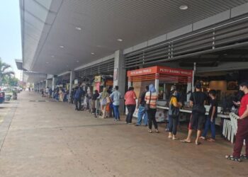 ORANG ramai sudah beratur seawal pukul 7.30 pagi bagi membeli keperluan harian di Pasaraya Mydin MITC, Ayer Keroh, Melaka. - UTUSAN/DIYANATUL ATIQAH ZAKARYA