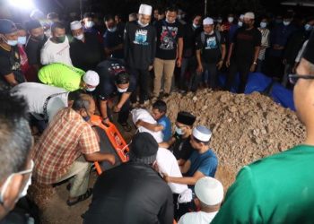 JENAZAH tiga beradik dikebumikan dalam satu liang lahad di Tanah Perkuburan Islam Kampung Sungai Putat, Batu Berendam, Melaka. UTUSAN/ RASUL AZLI SAMAD