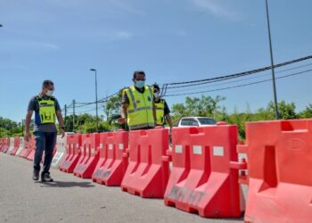 MOHD. Adli Mat Daud (tengah) meninjau lokasi sekatan jalan raya (SJR) susulan pelaksanaan Perintah Kawalan Pergerakan Diperketatkan (PKPD) di Mukim Kuala Berang di Batu 23, Hulu Terengganu hari ini.
- UTUSAN/PUQTRA HAIRRY ROSLI