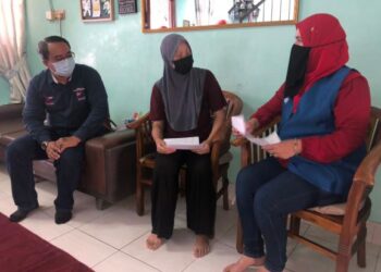 NORMALIZ Arbain (tengah) ketika menerima kunjungan Mohd. Fadel Alwi (kiri) dan Ketua Srikandi Bersatu Simpang Renggam, Faridah Jemali selepas Perkeso bersetuju menanggung kos operasi pembedahan dirinya dan suami di Taman Renggam Jaya, Kluang, Johor. -UTUSAN/MOHAMAD FAHD RAHMAT