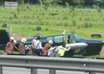 ANGGOTA Polis Trafik dan anggota Bomba menolak sebuah pesawat ringan milik warga Singapura yang mendarat cemas akibat kerosakan di kilometer 47.8 arah selatan Lebuh Raya Utara Selatan, Kulai.
Gambar: RAJA JAAFAR ALI