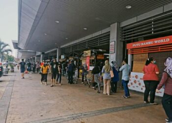 ORANG ramai sudah beratur seawal pukul 7.30 pagi bagi membeli keperluan harian di Pasaraya Mydin MITC, Ayer Keroh, Melaka. - UTUSAN/DIYANATUL ATIQAH ZAKARYA